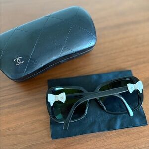Chanel black sunglasses with white logo bow (including box, authenticity card)